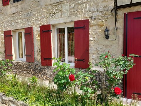 Spacious furnished ground-floor apartment with a river view, terrace, and parking available. Located 17 km from Bordeaux city center and close to the ring road, it’s perfect for unwinding and relaxing while staying near Bordeaux.