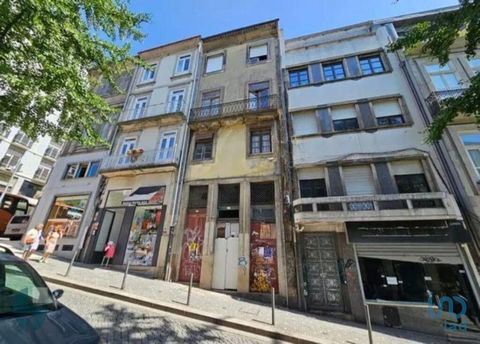 Prédio para Reconstruir no Centro do Porto – Oportunidade Imperdível! Este edifício devoluto, localizado na Rua de Santa Teresa, oferece uma localização privilegiada ao lado da zona das Galerias e a apenas 3 minutos a pé da Avenida dos Aliados e 2 mi...