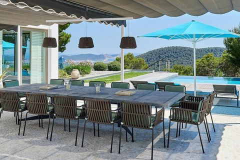 Diese Villa liegt auf einem Hügel oberhalb von Kilometer 5 auf der Straße nach San Jose und bietet einen atemberaubenden Panoramablick auf Salinas, Formentera, Cala Jondal und Porroig. Diese Villa ist ein perfekter Rückzugsort für Superstars und biet...