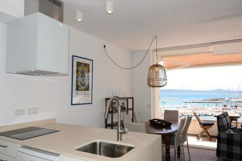 Questo affascinante appartamento per vacanze, situato sul Paseo Marítimo, offre le viste più impressionanti sul mare e sul pittoresco villaggio di l'Estartit. Si prega di notare che il prezzo include un posto auto presso il Club Nautico proprio di fr...