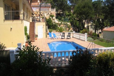 Cette villa de luxe, Villa Urgell, est située à 4 km de la belle plage de sable d'Estartit. Cette longue et large plage de plus de 5 km, est idéale pour les familles avec enfants, où vous pourrez profiter de la mer Méditerranée. Pour les plus aventur...