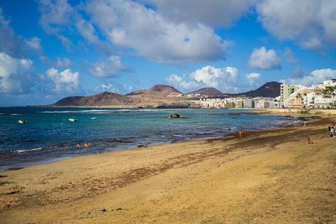 Herrliche Unterkunft in Las Palmas de Gran Canaria mit einer großen Terrasse mit Meerblick. Sie verfügt über ein Schlafzimmer mit Doppelbett und ein Schlafsofa im Wohnzimmer, sodass bis zu vier Personen Platz finden, wo Sie sich sonnen, essen und gen...