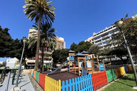 Maison de vacances confortable à Las Palmas de Gran Canaria, très proche de la plage de Las Canteras. Le logement de 47 m², qui peut accueillir 2 personnes, comprend une chambre semi-indépendante, une cuisine ouverte et un salon confortable avec de g...