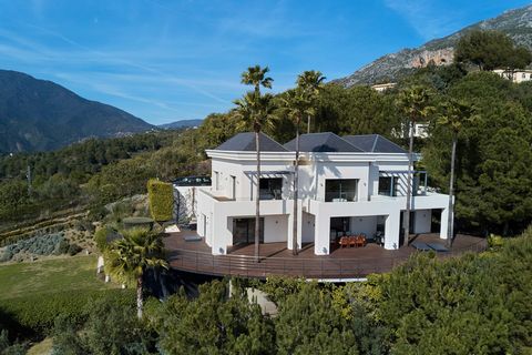 Вилла/Шале, Istán, Costa del Sol. 5 Спальные комнаты, 6.5 Ванные комнаты, Площадь 513 m², Терраса 341 m², Площадь участка 16102 m². Расположение : Загородный, Рядом с городом. ОРИЕНТАЦИЯ : Юг, Юго-запад. Состояние : Отличное. бассейн : Приватный. Кли...