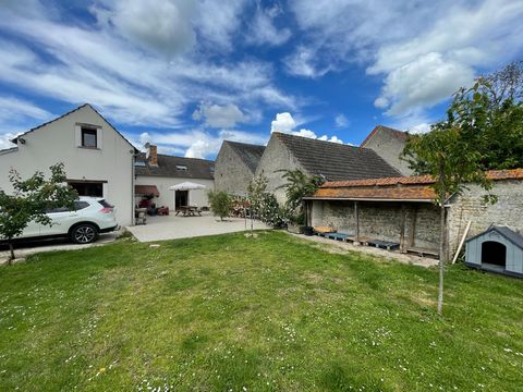 Maison de ville atypique en pierre au cœur de Sermaises dans une rue peut passante « on pose les valises », 10 Pièces, 172m², sur un terrain clos de mur de 989m² environ avec 2 logements indépendants 90m² environ et un garage. SAFTI - José Marques vo...