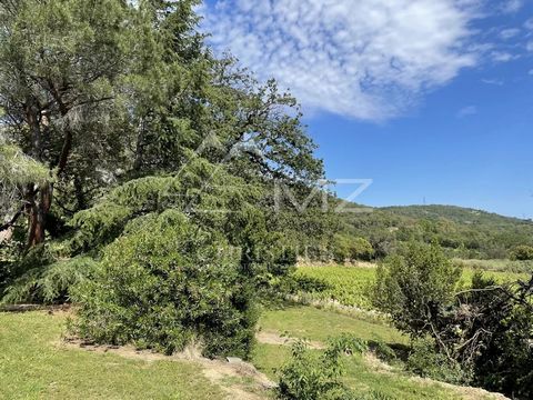 Een unieke en bevoorrechte plek op slechts 15 minuten van Saint-Tropez. Deze volledig omheinde en beveiligde wijnmakerij van 30 hectare ligt midden in een heuvelachtig wijngaardlandschap dat zich uitstrekt tot aan de zee en biedt een zeldzame investe...