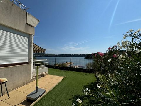 Situé dans une résidence de standing à Istres, ce magnifique appartement de type 4 a été transformé pour offrir un spacieux séjour baigné de lumière naturelle, avec une vue imprenable sur l'étang. La cuisine équipée indépendante s'ouvre sur une charm...