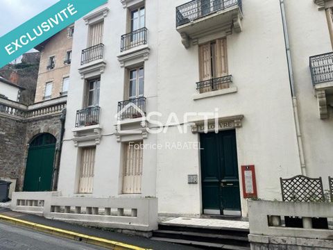 En exclusivité chez SAFTI, Fabrice Rabatel vous propose ce local commercial. de 40 m2 libre de toute occupation. Ce bien se compose de deux lots, le premier se situe au rez-de-chaussée avec une entrée sur couloir, une salle d'attente, WC, deux bureau...