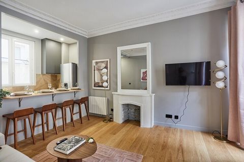 Charmant appartement situé au centre de Paris, à 5 minutes à pied du Marais, Il est entouré de cafés et restaurants branchés, et à proximité du centre Beaubourg et des quais de Seine. Cosy, décoré avec goût et entièrement équipé, mon appartement est ...