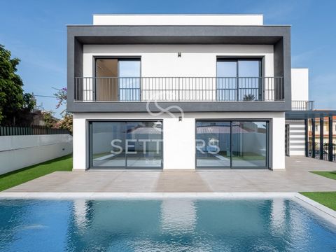 New 4-Bedroom Detached Villa with Sea View, Contemporary Architecture, Located in a Quiet Residential Area in Cobre Set on a 350 m² plot and with a total gross area of 272 m², the property is distributed across 3 floors as follows: Ground Floor: Entr...