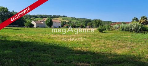 Situé à Rignat, ce nouveau terrain d'environ 1000m² offre une opportunité rare de construction dans un charmant village à seulement 12 km au sud-est de Bourg-en-Bresse. Appréciez la tranquillité et l'authenticité de cet environnement. Idéalement plac...