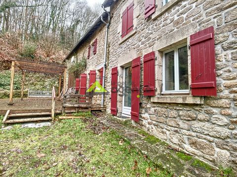 Votre Petite agence Guéret vous propose à la vente cette charmante longère Idéalement située, en pleine campagne creusoise, vous apprécierez cette belle propriété avec ses granges! Au rez-de-chaussée, un bel espace à vivre semi-ouvert de 60 m2 enviro...