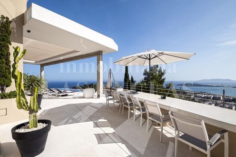 In one of the most exclusive areas of the island, close to Talamanca beach and the Marina Botafoch marina, is this luxurious designer villa with an unrivalled tourist rental licence, with spectacular 180º panoramic views of the sea, the port, the old...