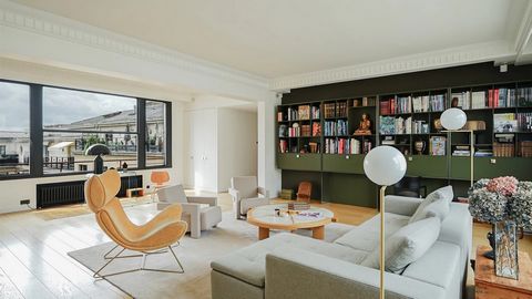 Dit prachtige Carrez lax duplex appartement van 230,22 m², op de zesde en zevende verdieping van een art-decogebouw met een conciërge, profiteert van een verfijnde renovatie en royale volumes. Het bevindt zich op de bovenste verdiepingen en bestaat u...