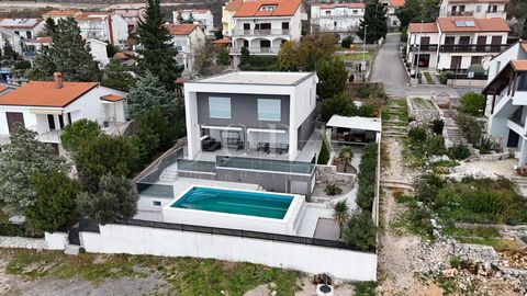 Location: Primorsko-goranska županija, Novi Vinodolski, Novi Vinodolski. Dieses moderne einstöckige Haus mit spektakulärem Blick auf das Meer liegt inmitten eines wunderschön angelegten und gestalteten Gartens. Es liegt in erster Reihe zum Meer (70 M...