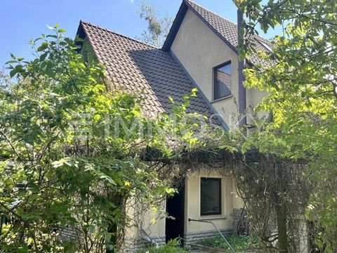 Bent u op zoek naar een elegant huis met een groene tuin en een vijver? Op de gewilde en rustige locatie Stahnsdorf presenteert deze unieke vrijstaande woning zich als een ware oase van rust. De woning beschikt over een prachtig aangelegde, groene tu...