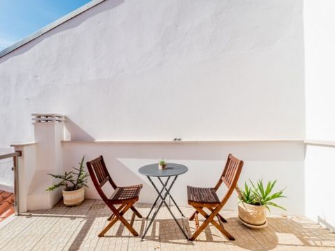 En un pueblo ribereño, bañado por el Tajo, con su paisaje natural y su rico Patrimonio Histórico, como el conocido Castillo de Almourol. A 1 H de Lisboa y a 1 H de la playa de Nazaré, conocida por sus olas gigantes. La villa, de líneas contemporáneas...