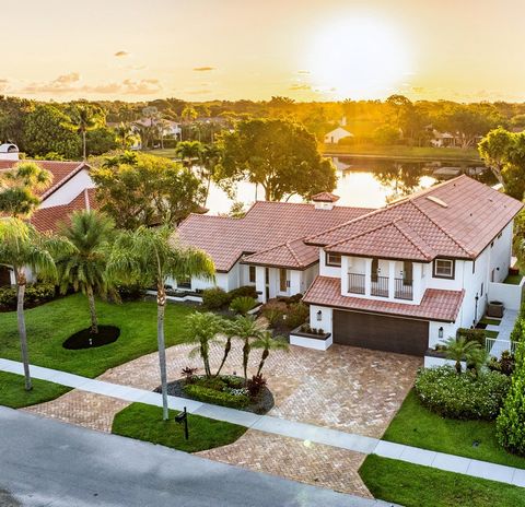 Det prestigefyllda New Floresta Lakefront Residence erbjuder utsikt över vattnet från alla huvudrummen. The Residence har ett stort rum med en matsal som leder in till gourmetköket och det öppna allrummet. En separat gästsvit finns också på första vå...