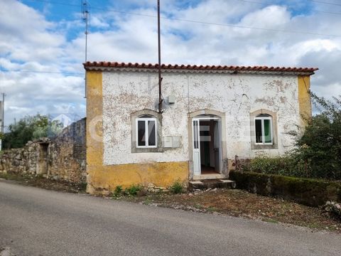 Entdecken Sie dieses charmante Steinhaus im malerischen Dorf Matos in Ferreira do Zêzere, im Herzen einer Region, die für ihre üppige Natur und Ruhe bekannt ist. Mit einer Steinstruktur in gutem Zustand ist dieses Anwesen ideal für diejenigen, die ei...