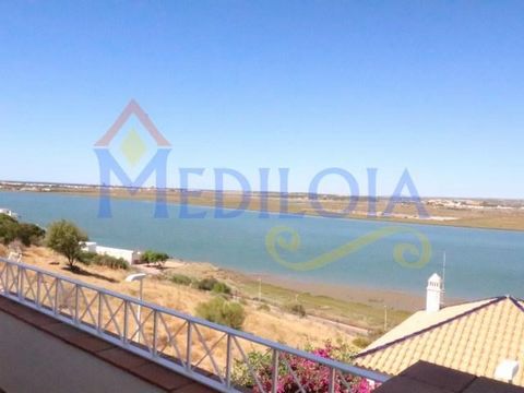 2 bedroom townhouse, with magnificent views of the Guadiana River, furnished and equipped, air conditioning in the double bedroom and with pre-installation in the other rooms, has a very spacious closed garage, two terraces overlooking the Guadiana. ...