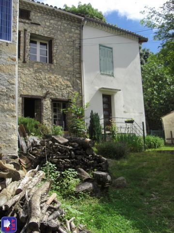 OP 5 MINUTEN VAN DE GOLF Ontdek in Ariège, op 5 minuten van de golfbaan, dit rijtjeshuis aan twee kanten met een kleine uitgang. Het bestaat uit een woonkamer op de begane grond en twee slaapkamers en een badkamer op de bovenverdieping. De woning die...