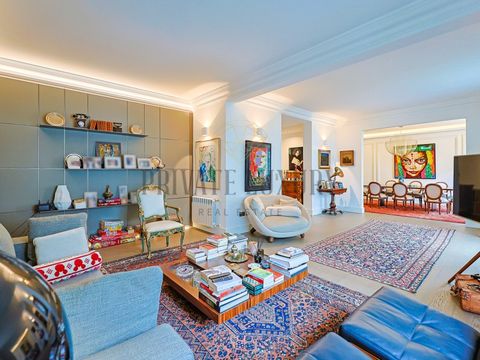 Sale of 6 Bedroom Apartment - Lisbon Center Location: Rua Castilho, Lisbon Area: 318m² Discover the pleasure of living in the heart of Lisbon with this magnificent 6 bedroom flat, completely refurbished by a renowned signature architect. Every detail...