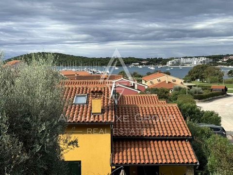 Istria, Banjole, Terraced house steps from the sea Located just 30 meters from the pristine shores near Banjole, this charming terraced house offers a perfect getaway or investment opportunity. The property spans 71.10 m² and includes a private garde...