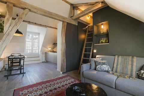 Eingebettet in das pulsierende und elegante Herz von Budapests Bezirk 5 verbindet dieses entzückende 30 m² große Penthouse-Apartment die Wärme von zu Hause mit der Aufregung des Stadtlebens. Highlights im Interieur: Dieser durchdacht gestaltete Raum ...