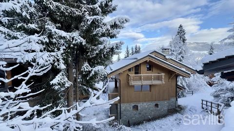 In der begehrten Gegend von Courchevel La Tania erwartet Sie dieses 210 m² große Ski-in-Ski-out-Chalet mit einem geräumigen Empfangsraum mit Kamin und offener Küche mit Blick auf eine weitläufige Terrasse von 40 m². Neben sechs Schlafzimmern mit eige...