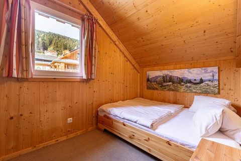 Willkommen im Chalet Paal II, einem gemütlichen Rückzugsort mit 90 m² Wohnfläche für bis zu 6 Personen. Dieses gemütliche Chalet verfügt über drei gut ausgestattete Schlafzimmer, eines mit einem Doppelbett und zwei mit Einzelbetten. Das Chalet ist mi...