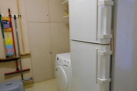 Mooi aangenaam zonnig appartement. Gelegen dicht aan zee. Er zijn 2 slaapkamers, een badkamer met ligbad en lavabo, een apart toilet, ingerichte keuken en een gezellige leefruimte. Dit appartement heeft als blikvanger een ruim terras met ganse namidd...