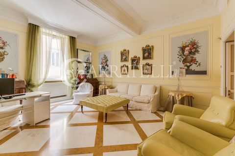 Elegante Wohnung in einer der prestigeträchtigsten Straßen des Dreizacks, der Via del Babuino, in einem Gebäude in gutem Zustand, gleich weit von der Spanischen Treppe und der Piazza del Popolo entfernt. Ort Im künstlerischen Herzen Roms, mit Blick a...