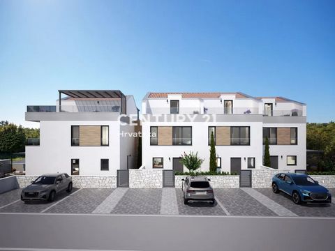 POREČ, NEU GEBAUTES STADTHAUS ZU VERKAUFEN Nur 2 km vom Meer und dem Stadtzentrum entfernt, steht ein Reihenhaus in einem Neubau mit einer Gesamtfläche von 124,64 m2 zum Verkauf. Sehr schön und funktional, modernes Design in einer sehr begehrten Lage...