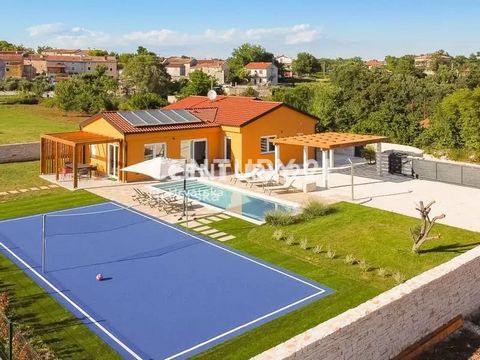 SVETVINČENAT, PIANO TERRA IN VENDITA CON PISCINA E CAMPO DA PALLAVOLO Alla fine del bellissimo borgo c'è una bellissima villa con piscina e un ampio giardino! La bella casa a un piano è una nuova costruzione di 170 m2 e si sviluppa su un ampio cortil...