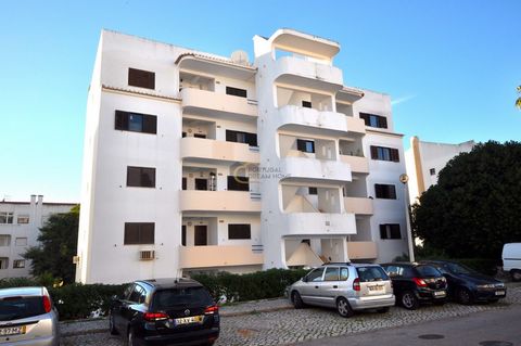 Uitstekend appartement met 1 slaapkamer en uitzicht op zee in het centrum van Albufeira. 5 minuten van de stranden en zeer dicht bij winkels en diensten. Het bestaat uit een woonkamer met balkon, keuken, slaapkamer en badkamer.