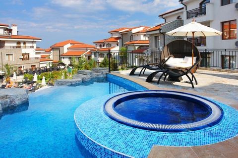 Apartamento de um quarto à venda no sudeste da Bulgária, perto da vila de Aheloy, nas proximidades do mais famoso resort do Mar Negro, Sunny Beach. O resort Vneyards SPA está bem posicionado em uma colina com um belo panorama do mar na cidade de Kabl...