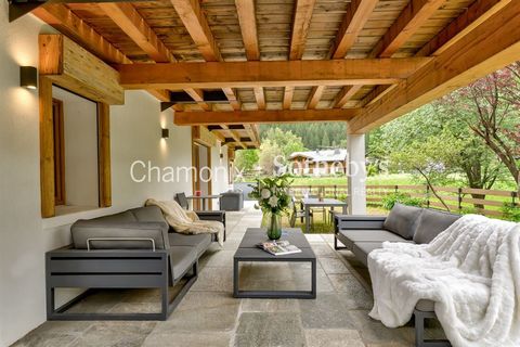 Exclusiviteit – Chamonix Sotheby's International Realty presenteert Chalet Alegria, een woning met zes slaapkamers en een panoramisch uitzicht op het Mont Blanc-massief. Het chalet is in 2021 volledig gerenoveerd en gelegen in de gewilde woonwijk La ...