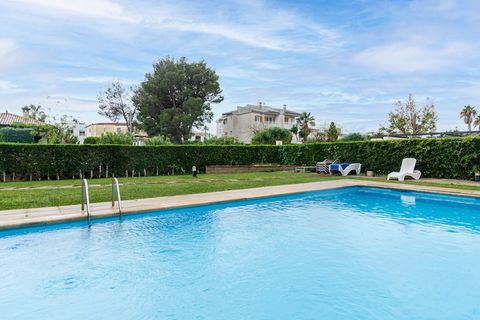 Este encantador apartamento en Puerto de Pollença ofrece un espacio habitable cómodo para hasta 4 huéspedes. Ubicado en el primer piso de un edificio residencial, el apartamento cuenta con dos dormitorios, el dormitorio principal con cama doble y acc...