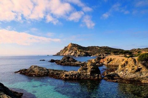 Genießen Sie Ihren Urlaub am Meer in einer idyllischen Umgebung auf einem bewaldeten Anwesen mit einem Swimmingpool direkt am Meer Profitieren Sie von allem nötigen Komfort in der direkt am Meer gelegenen Residenz Les Rivens de la Coudoulière, dieser...