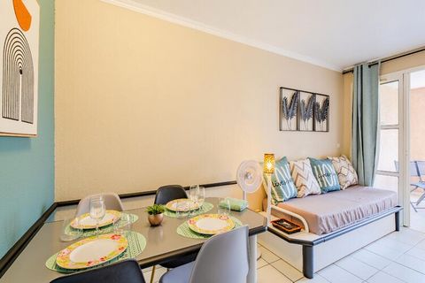 Dit studio-appartement van 26 m² biedt een comfortabel verblijf en heeft een woonkamer met een slaapbank met onderschuifbed, ideaal voor maximaal 3 personen. In de cabine staat een tweepersoonsbed en er is een goed onderhouden badkamer met ligbad en ...