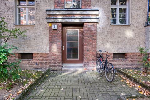 Zeigen Sie sich und beginnen vom ersten Tag an in Berlin mit diesem geräumigen Wohnung mit einem Schlafzimmer zu leben. Sie werden es lieben, nach Hause zu kommen, um diese durchdacht möbliert, schön gestaltet, und voll ausgestattete Prenzlauer Berg ...