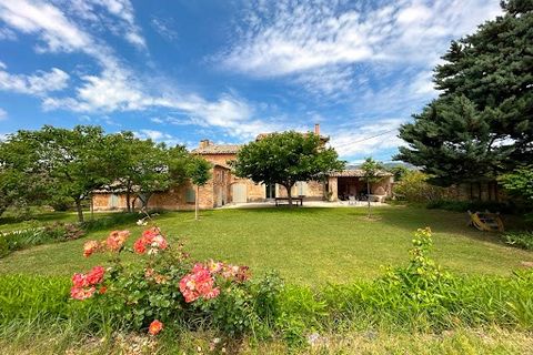 Op het platteland, op 1,5 km van het dorp Bedoin aan de voet van de Mont Ventoux, grote Provençaalse boerderij met ca. 350 m² bruikbare ruimte, verdeeld over twee woningen, gelegen op ca. 4021 m² bebost terrein. De Mas ligt op het zuiden en is gebouw...