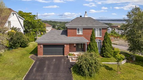 Située sur un coin de rue avec une vue imprenable sur le fleuve et la ville, cette propriété en briques sur quatre façades, conservée par un seul propriétaire depuis sa construction, allie espace, luminosité et fonctionnalité. Elle propose 4 chambres...