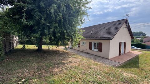Exclusivité sur Romenay Une jolie villa du début des années 80, un joli jardin, au calme dans une petite rue non passante. Cette villa est de plain-pied et offre 74 m2 parfaitement répartis : 1 cuisine de 13,50 m2 indépendante mais facilement ouvrabl...