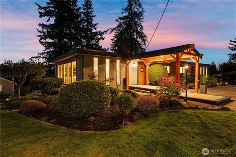 Faites l’expérience du luxe moderne sur le lac Tapps à Driftwood Point. Ce domaine patrimonial réinventé offre 130 pieds de front de mer privé rare avec un quai privé, créant un cadre inégalé de beauté et d’isolement. Les intérieurs présentent deux c...