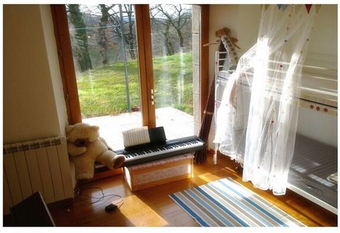 La maison de campagne se dresse isolée sur une colline, entourée de prairies et de forêts. Confortable et d'une beauté incroyable, elle a été restaurée avec une grande attention aux détails. Des détails tels que les murs en pierre et les beaux planch...