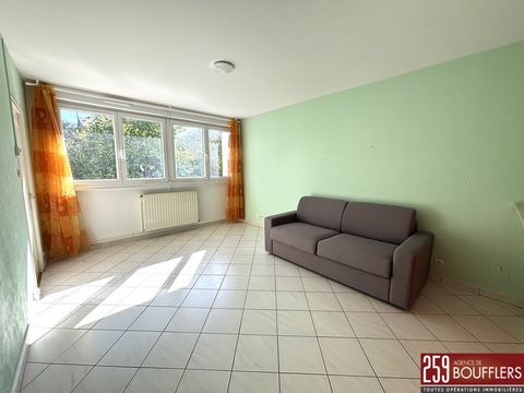 En Exclusivité. NANCY/BOUFFLERS. Appartement de 3 pièces principales, d'une surface de 54m2 CARREZ, situé au rez-de-chaussée d'une petite copropriété venant d'être ravalée et isolée en 2025, en second corps de bâtiment, au calme. Offrant : un dégagem...