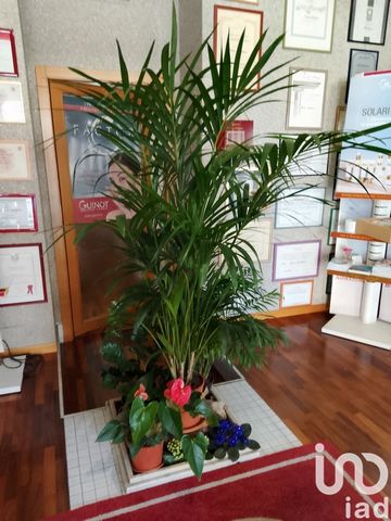 In vendita a Trodica di Morrovalle nelle Marche, un centro estetico multifunzionale dotato di 8 postazioni, ideale per trattamenti di estetica avanzata, massaggi, epilazione laser definitiva e trattamenti viso e corpo. L'immobile include anche un amb...