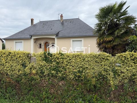 Cette Charmante maison qui borde la rivière avec un grand terrain.