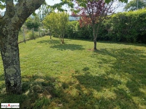 Maison 90 m² , 2 chambres, terrasse, garage, puits sur 655 m² de jardin.